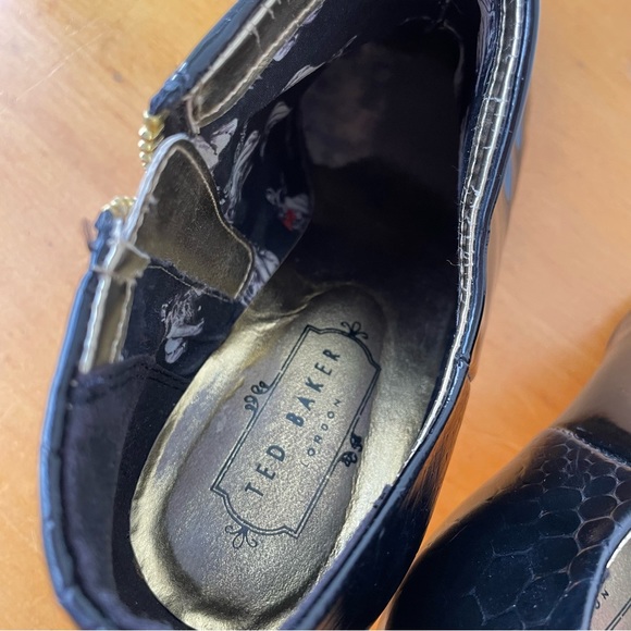 GORGEOUS Ted Baker London patent leather booties with bold gold accents! 38.5 - Picture 8 of 16